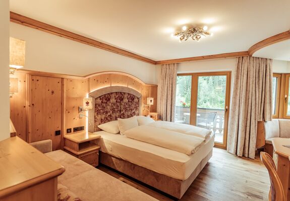 Modernes Zimmer mit edler Holzverkleidung im Hotel Neuhintertux in Tirol