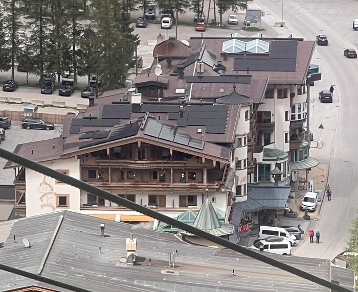 Blick auf die Photovoltaikanlage am Dach des Neuhintertux