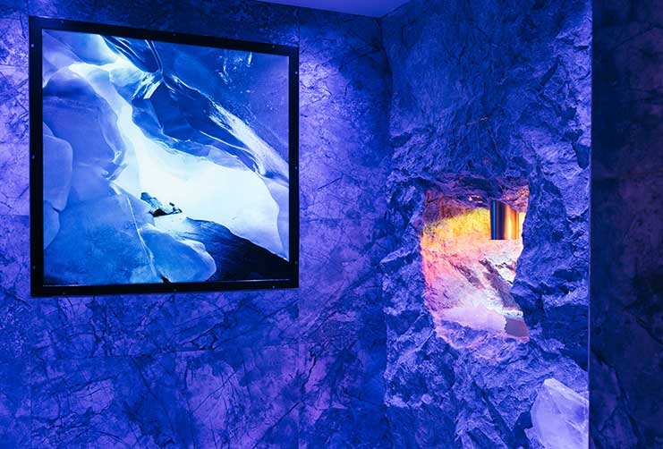 Blick in den blau beleuchtete Eisbrunnen in der Wellnessoase im Neuhinertux