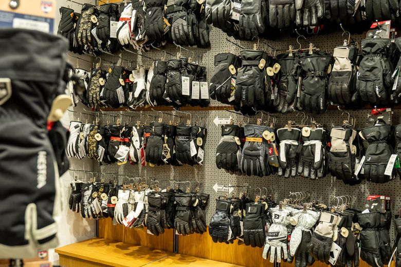 Skihandschuh-Auswahl im Intersport Hintertux Reichhaltige Skihandschuh-Auswahl im Intersport Hintertux