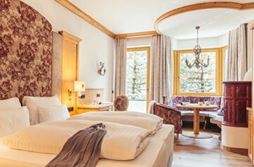 Zimmer mit Sitzecke im Hotel Neuhintertux im Zillertal