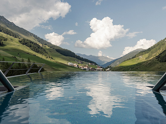 Blick auf den SKYpool ins Freie im Zillertal