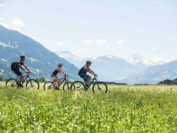 Drei Radfahrer beim Radfahren im Zillertal