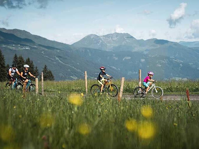 Drei Mountainbiker an einem Bergsee im Zillertal