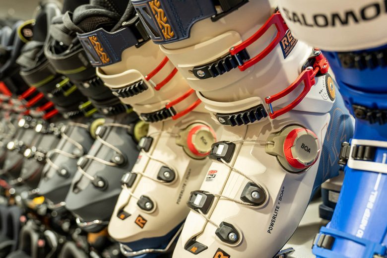 Schischuauswahl beim Skischuhverleih Intersport Hintertux im Hotel Neuhintertux