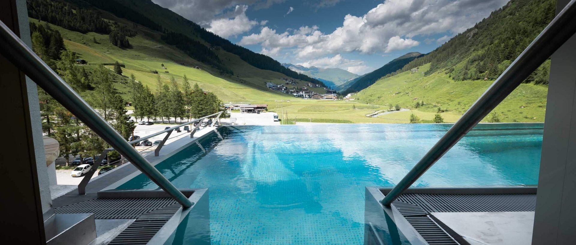 SKYpool im Zillertal Blick auf den Skypool im Neuhintertux