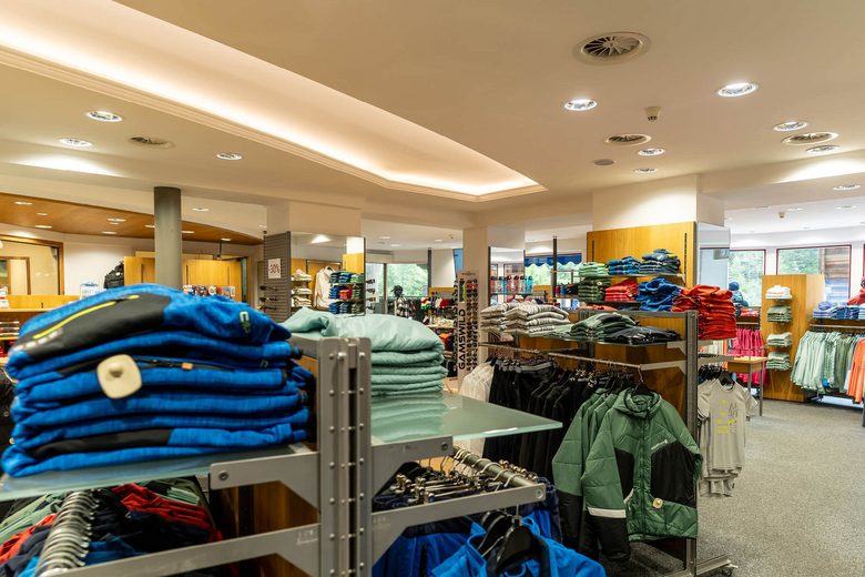 Blick auf einen Teil des Intersport Hintertux-Shops  im Hotel Neuhintertux