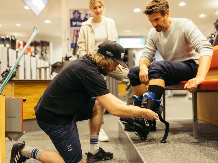 Mann bei der Skischuhanprobe im Intersport im Hotel Neuhintertux