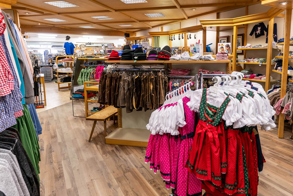 Souvenirs und Kleidung beim Shopping-Erlebnis im Neuhintertux