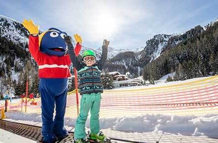 Kind mit Spaßfigur bei der Kidslope am Hintertuxer Gletscher für Familien