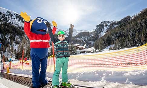 Kind mit Spaßfigur bei der Kidslope am Hintertuxer Gletscher für Familien