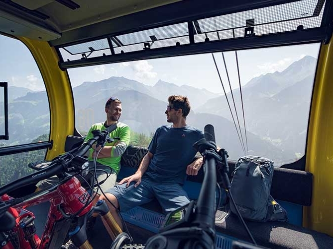 Zwei Mountainbiker bei der Auffahrt mit der Gletscherbahn