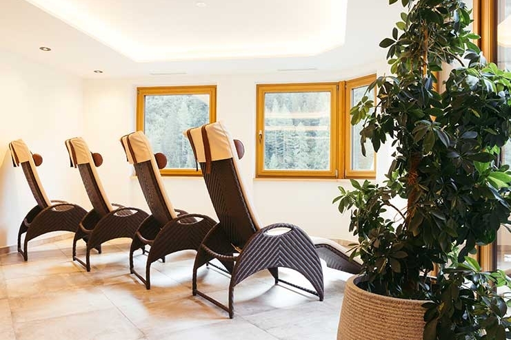 Wellness im Neuhintertux im Zillertal Liegen mit Blick auf die Berge im Wellness im Neuhintertux im Zillertal