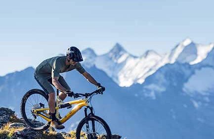 Mountainbiker bei der Abfahrt im Zillertal