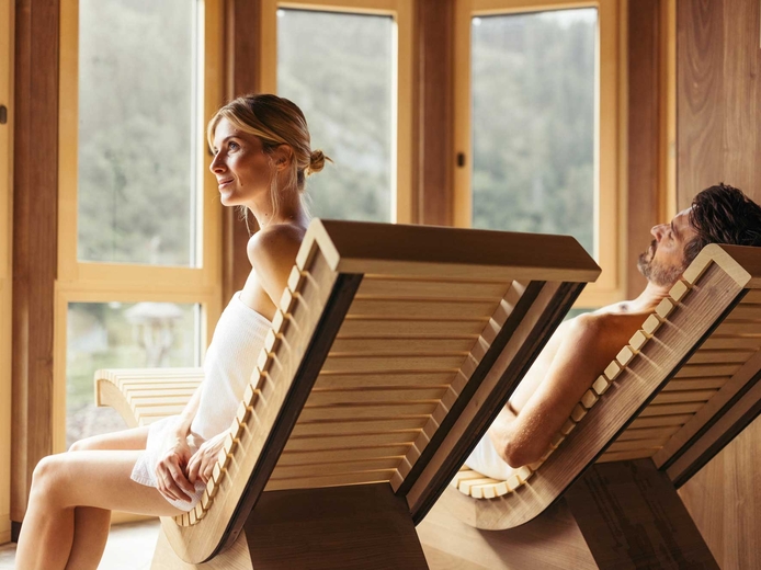 Paar im Ruheraum im Neuhintertux