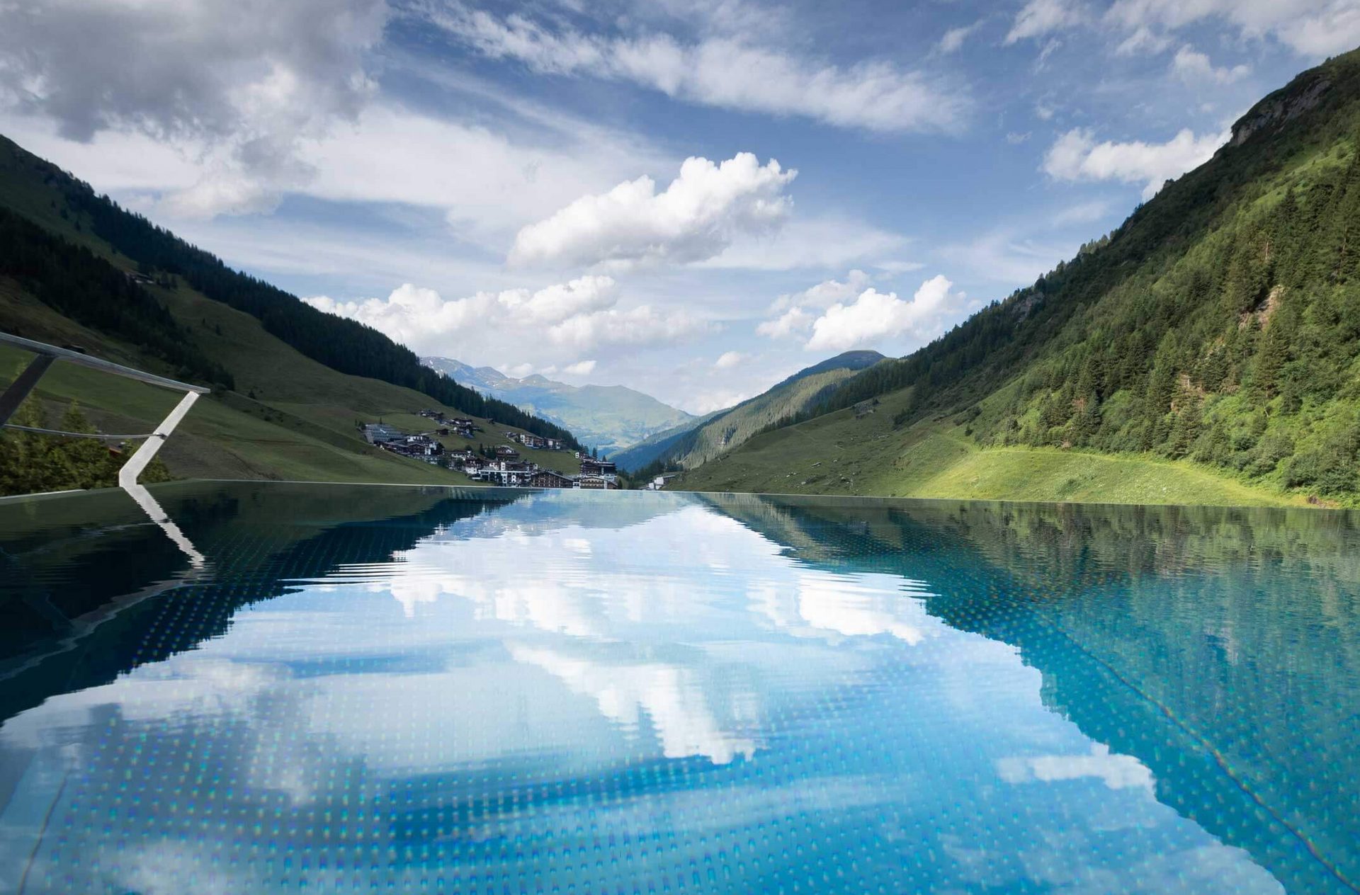 Skypool im Hotel Neuhintertux mit Blick auf die Berge