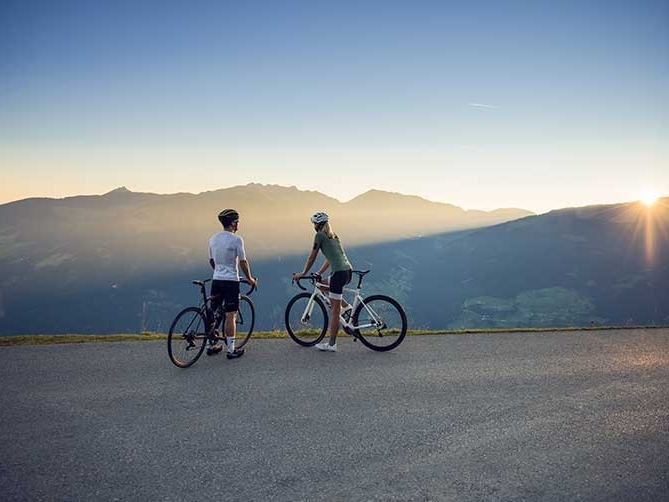 Genussblick von zwei Mountainbiker bei Rast im Zillertal