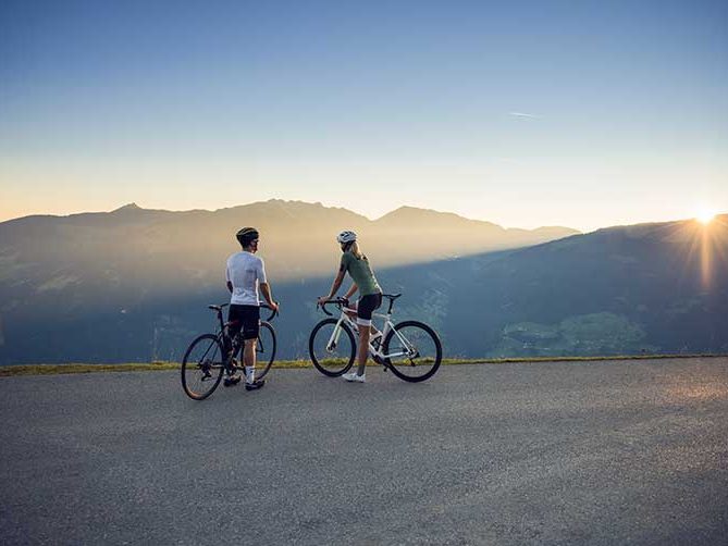 Genussblick von zwei Mountainbiker bei Rast im Zillertal