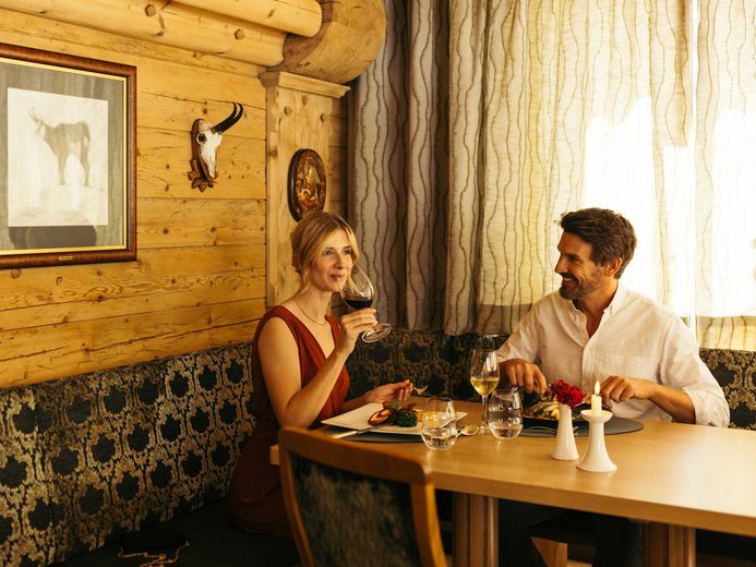Paar beim gemütlichen Abendessen in der Jagdstube im Hotel Neuhintertux