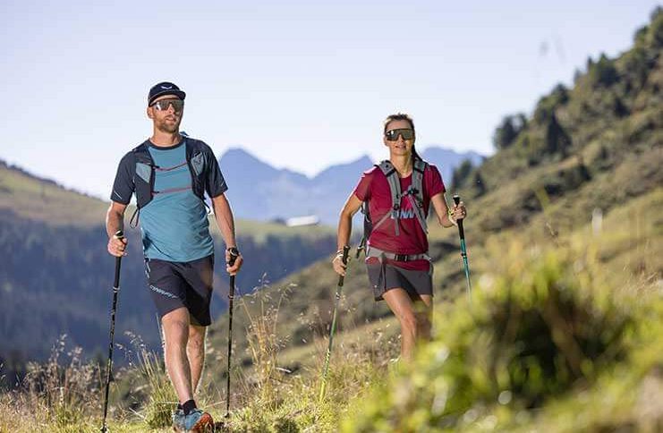 Zwei Wanderer beim Wander-Urlaub in Hintertux im Zillertal