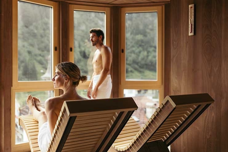 Liegen im Wellnessbereich im Neuhintertux Paar entspannt sich auf den Liegen im Wellnessbereich im Neuhintertux