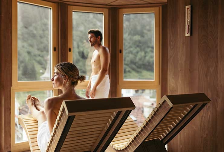 Paar entspannt sich auf den Liegen im Wellnessbereich im Neuhintertux