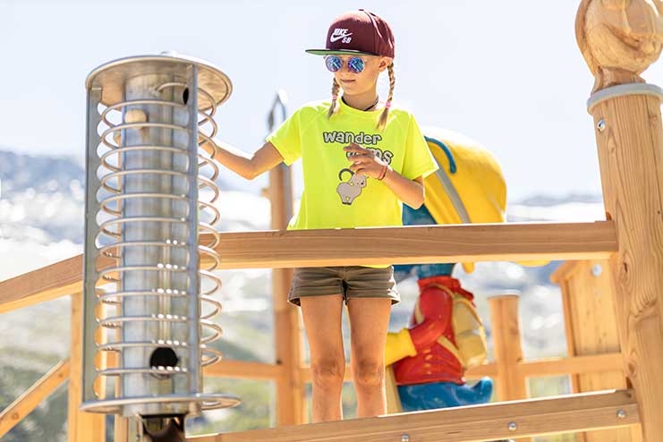 Kinder am Spielplatz beim Familienurlaub in Hintertux Zillertal