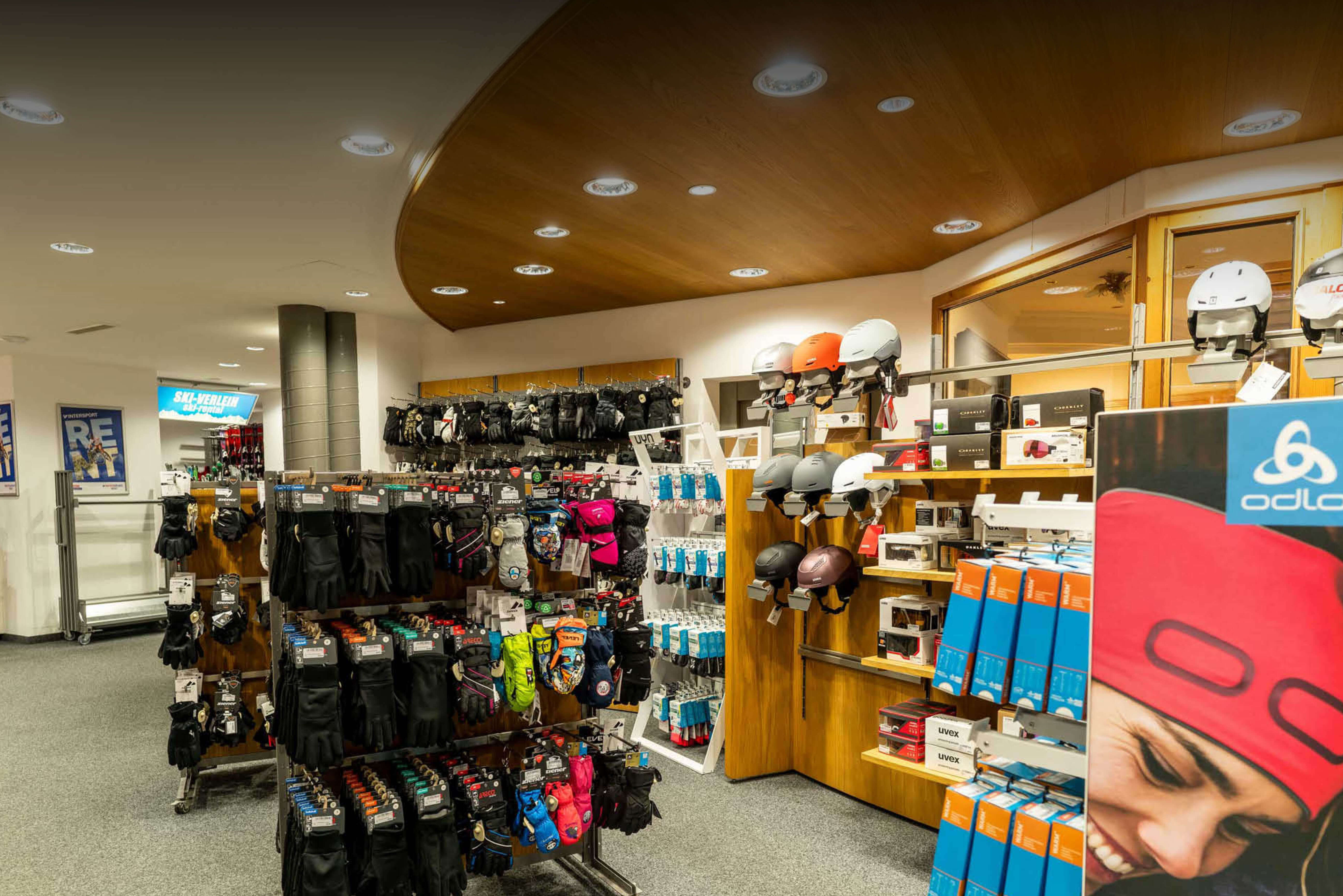 Blick auf die Accessoires-Auswahl im Intersport Hintertux